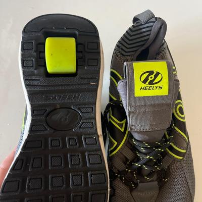 New boys Heelys size youth 6