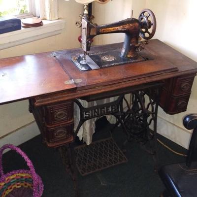 Antique 1910 Singer Sewing Machine