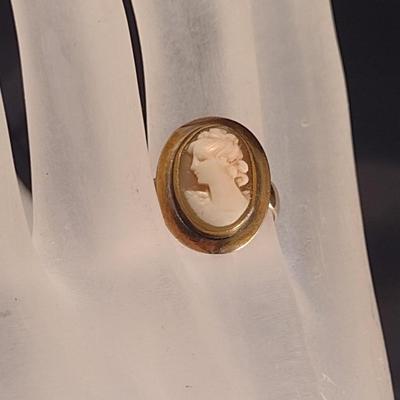 18 Karat Yellow Gold Cameo Ring- Size 7- Approx Weight 4.2 Grams (#70)