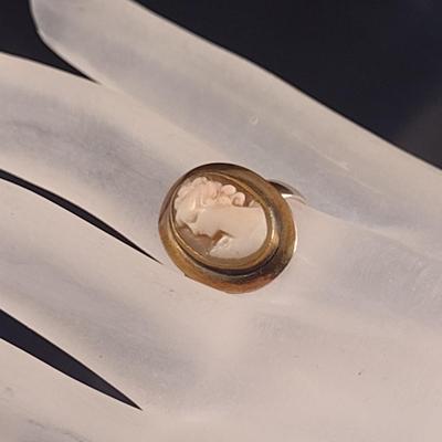 18 Karat Yellow Gold Cameo Ring- Size 7- Approx Weight 4.2 Grams (#70)