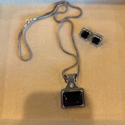 Rectangle necklace and pair of earrings