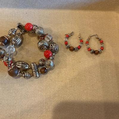 Beaded jewlery w/ matching earrings