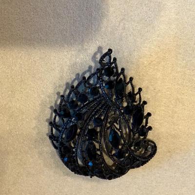 Leaf brooch