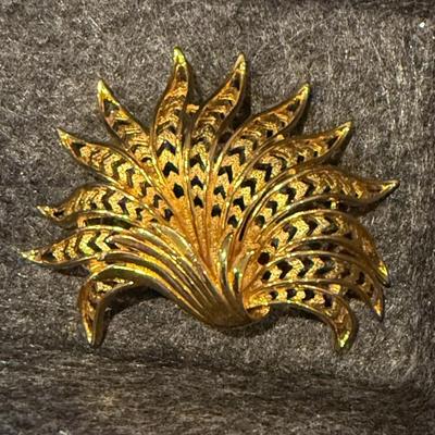Vtg Monet Wide gold tone spread fan