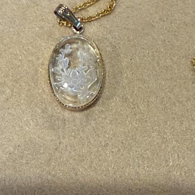 Gold necklace with pendant
