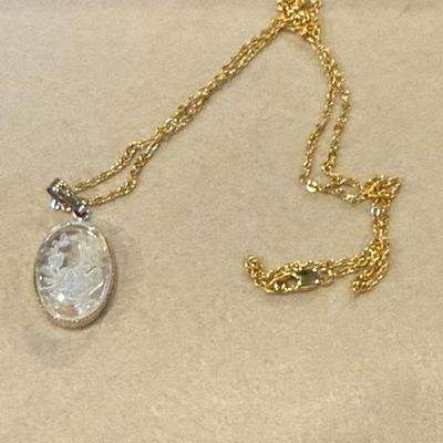 Gold necklace with pendant