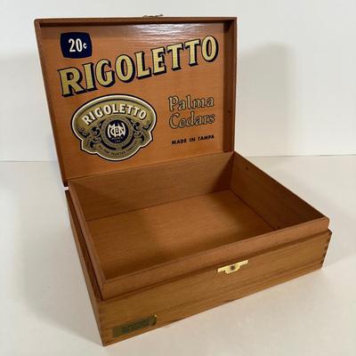 LOT: 47: Collection Of Cigar Boxes & Cigar Label Art Books