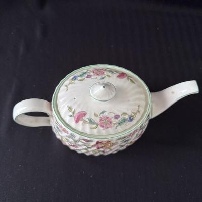 Minton Haddon Hall Assortment of China (GB-DZ)