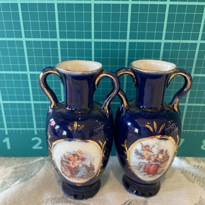 4” cobalt blue vases & 2 clear flower frogs