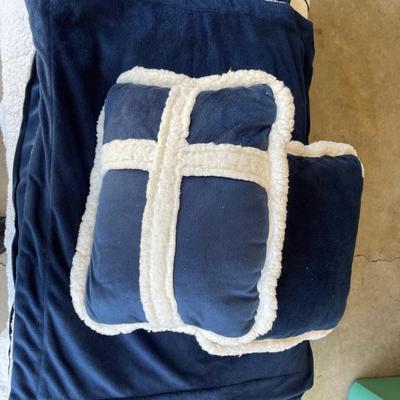 Twin comforter and pillows