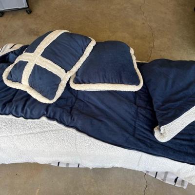 Twin comforter and pillows