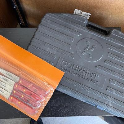 Gourmet grill set and steak knives
