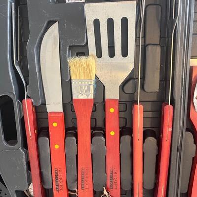 Gourmet grill set and steak knives