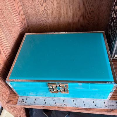 Jewelry box with jewelry