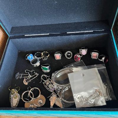 Jewelry box with jewelry