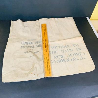 LOT 390: Assortment of Vintage Money Bags