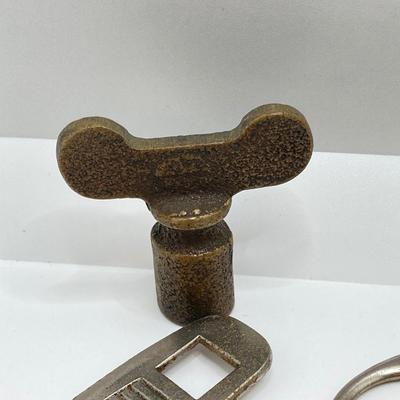 LOT 523: Collection of Vintage Clock Keys - Ansonia, Schatz and Much More