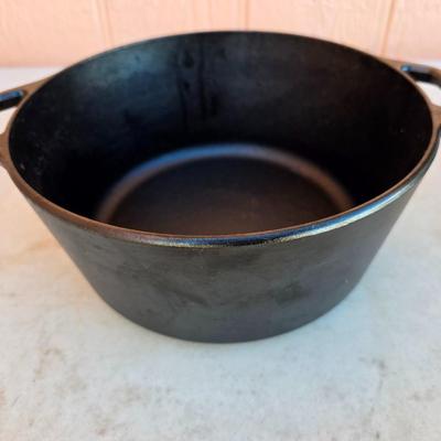 Vintage Lodge 8DOL Cast Iron Dutch Oven with Lid