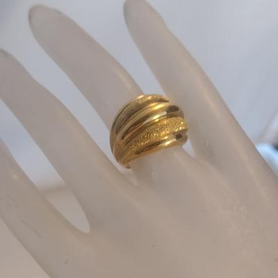 18 Karat Yellow Gold Ridged Dome Ring- Size 6 1/4- Approx Weight 9.8 Grams (#28)