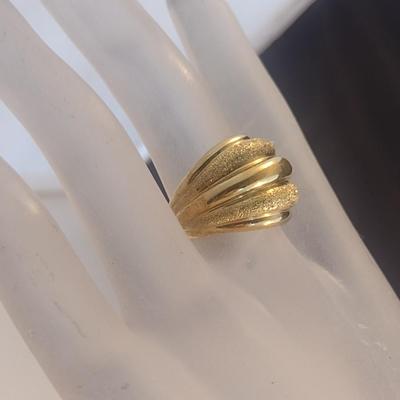18 Karat Yellow Gold Ridged Dome Ring- Size 6 1/4- Approx Weight 9.8 Grams (#28)