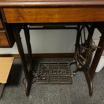 Antique Singer sewing machine with box of accessories