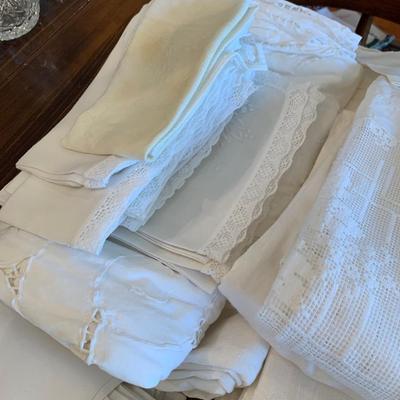 Huge lot - Vintage White Table Cloths Napkins +++