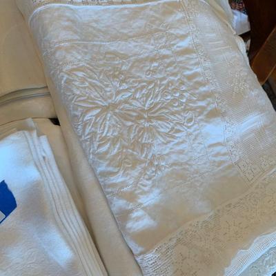 Huge lot - Vintage White Table Cloths Napkins +++