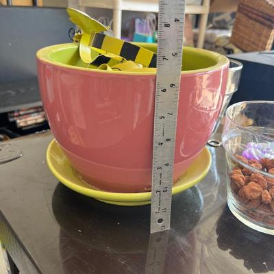 Assorted pots and décor