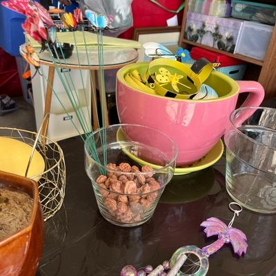 Assorted pots and décor