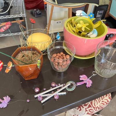Assorted pots and décor