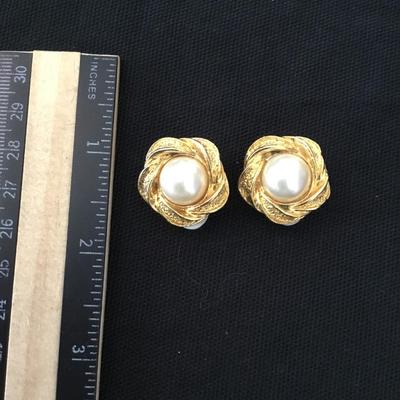 Nice vintage gold tone clip on earrings