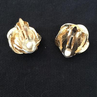 Nice vintage gold tone clip on earrings