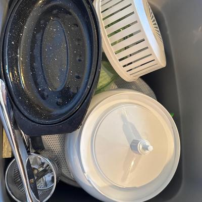 Kitchen items in a tote