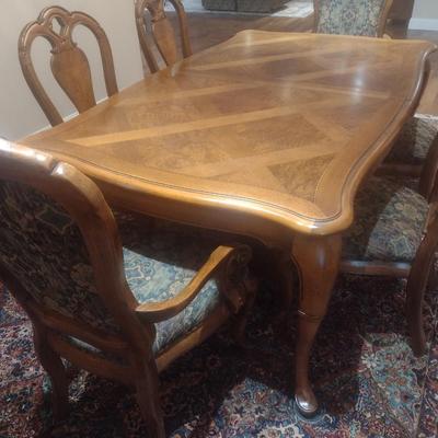 Thomasville Formal Dining Table with Eight Chairs and Table Protector With 2 Leaves