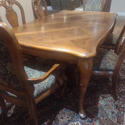 Thomasville Formal Dining Table with Eight Chairs and Table Protector With 2 Leaves