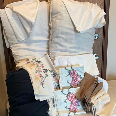 Pillows w/cases & protectors & throw