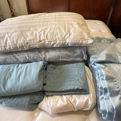 Queen Sheet set w/protector, 3 pillow w/blanket