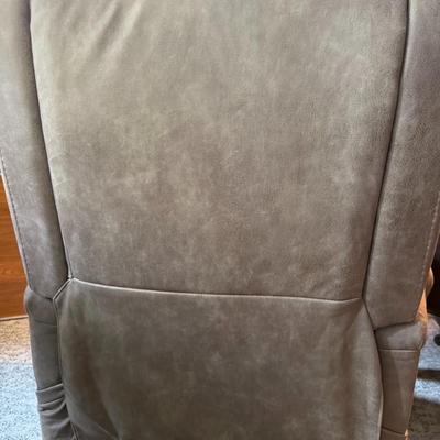 Light Brown Power Recliner/Lift Chair
