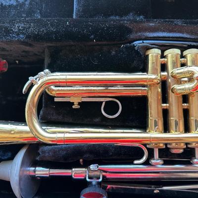 VINTAGE BUNDY TRUMPET DESIGNED BY VINCENT BACH WITH CASE