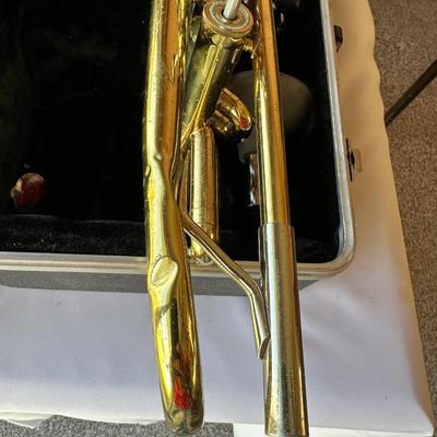 VINTAGE BUNDY TRUMPET DESIGNED BY VINCENT BACH WITH CASE