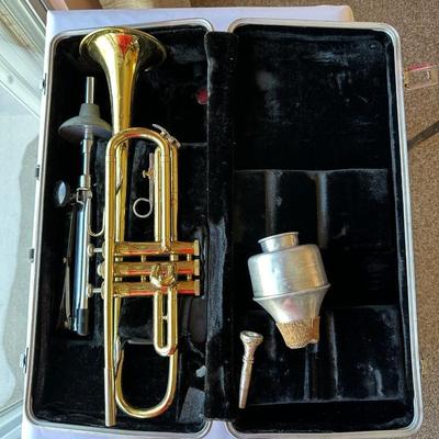 VINTAGE BUNDY TRUMPET DESIGNED BY VINCENT BACH WITH CASE