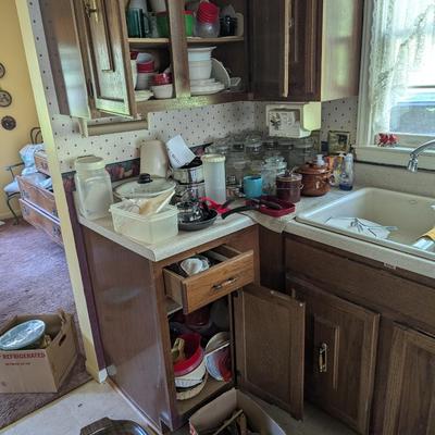 Assortment Of Kitchen Gadgets Pots & More (See All Pictures)