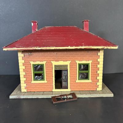 LOT 637: Vintage Lionel Train Station Waiting Room, Signs, Flagpole & Metal Train Tunnel