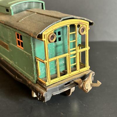 LOT 639: Antique HO Lionel Lines Train Cars & Engine: Engine No 254Gondola Car No. 812, Cattle Car No. 813, Automobile Furniture No....