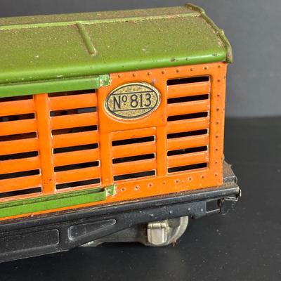 LOT 639: Antique HO Lionel Lines Train Cars & Engine: Engine No 254Gondola Car No. 812, Cattle Car No. 813, Automobile Furniture No....