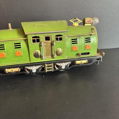 LOT 639: Antique HO Lionel Lines Train Cars & Engine: Engine No 254Gondola Car No. 812, Cattle Car No. 813, Automobile Furniture No....