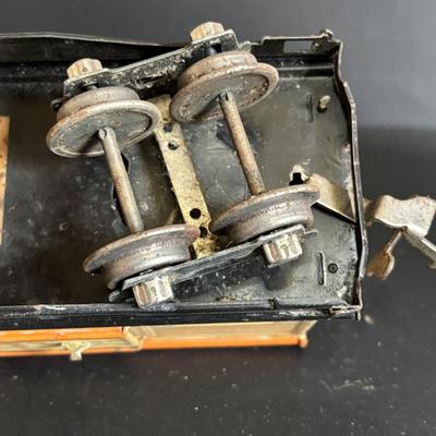LOT 639: Antique HO Lionel Lines Train Cars & Engine: Engine No 254Gondola Car No. 812, Cattle Car No. 813, Automobile Furniture No....