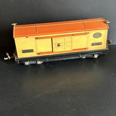 LOT 639: Antique HO Lionel Lines Train Cars & Engine: Engine No 254Gondola Car No. 812, Cattle Car No. 813, Automobile Furniture No....