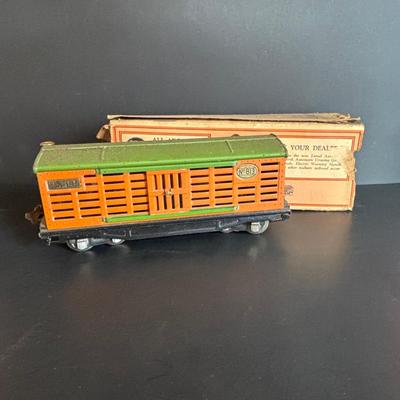 LOT 639: Antique HO Lionel Lines Train Cars & Engine: Engine No 254Gondola Car No. 812, Cattle Car No. 813, Automobile Furniture No....