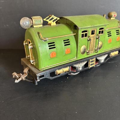 LOT 639: Antique HO Lionel Lines Train Cars & Engine: Engine No 254Gondola Car No. 812, Cattle Car No. 813, Automobile Furniture No....